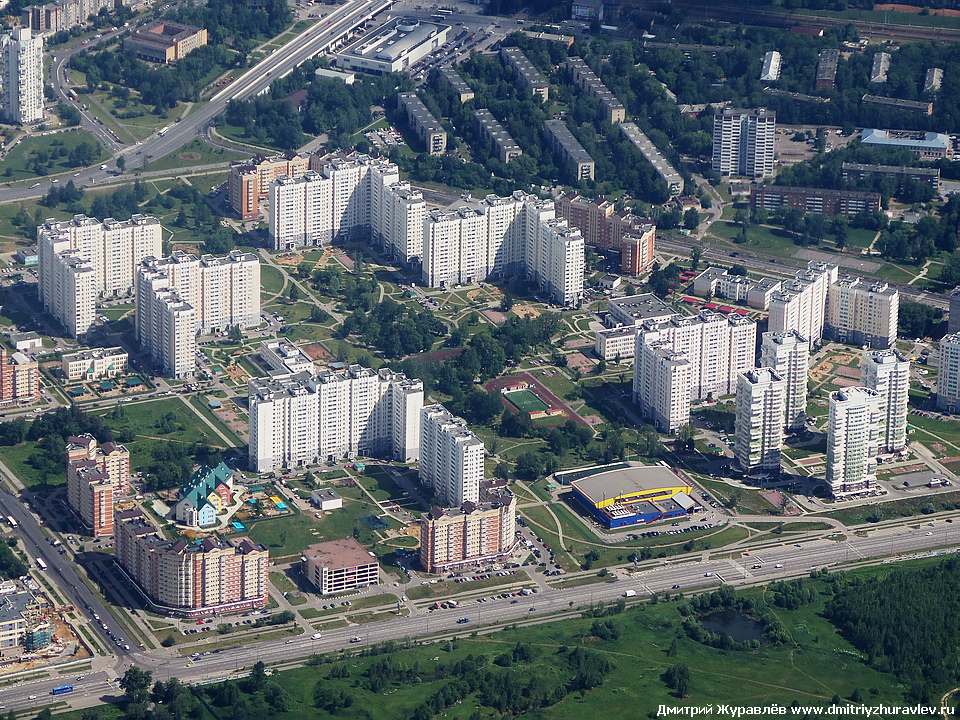 Строительство многоэтажек на окраине города Строительство многоэтажек на окраине города