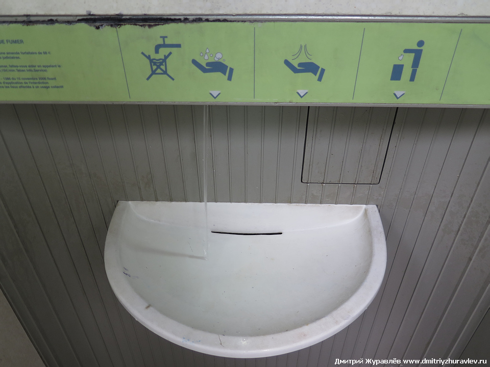 Городской общественный туалет в Париже
